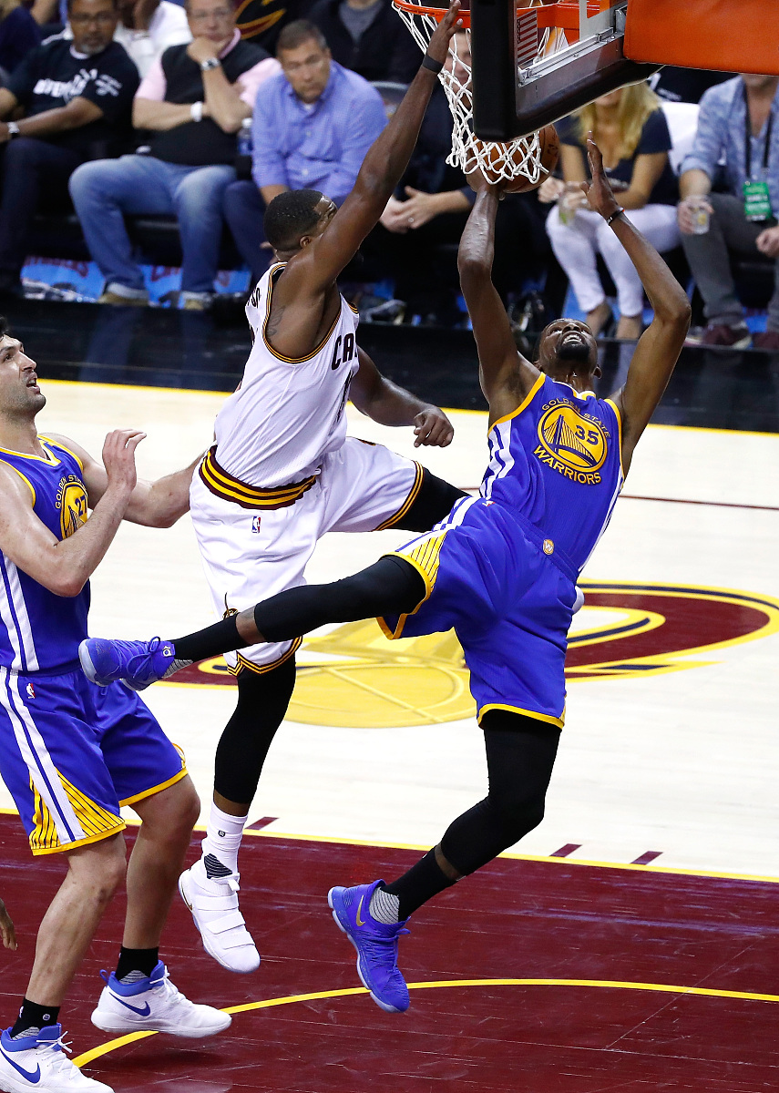 包含赛后突围战来临，阿贾克斯围绕NBA季后赛单刀错失，话题不断，资深球员宣示担当的词条