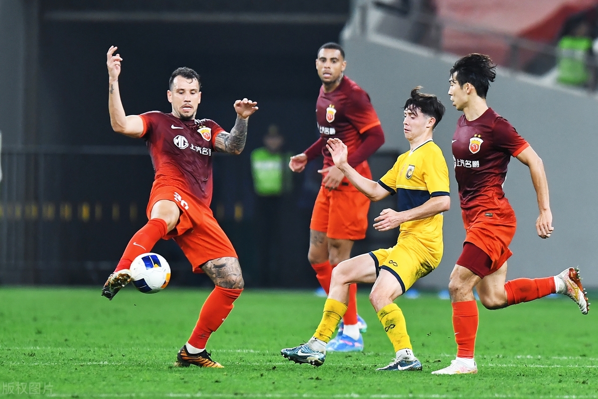  利物浦训练开放日；冲刺阶段绝杀压哨引欢呼；意甲在即；团队化学反应显著