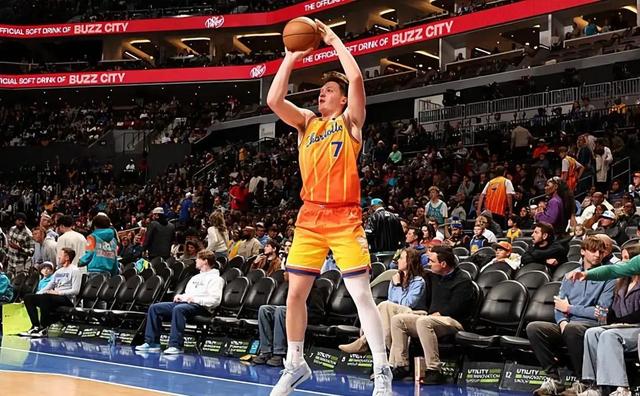 夏洛特黄蜂发布备战花絮;集结日更衣室发声;NBA常规赛任务艰巨;训练强度明显提升的简单介绍 夏洛特黄蜂发布备战花絮;集结日更衣室发声;NBA常规赛任务艰巨;训练强度明显提升的简单介绍