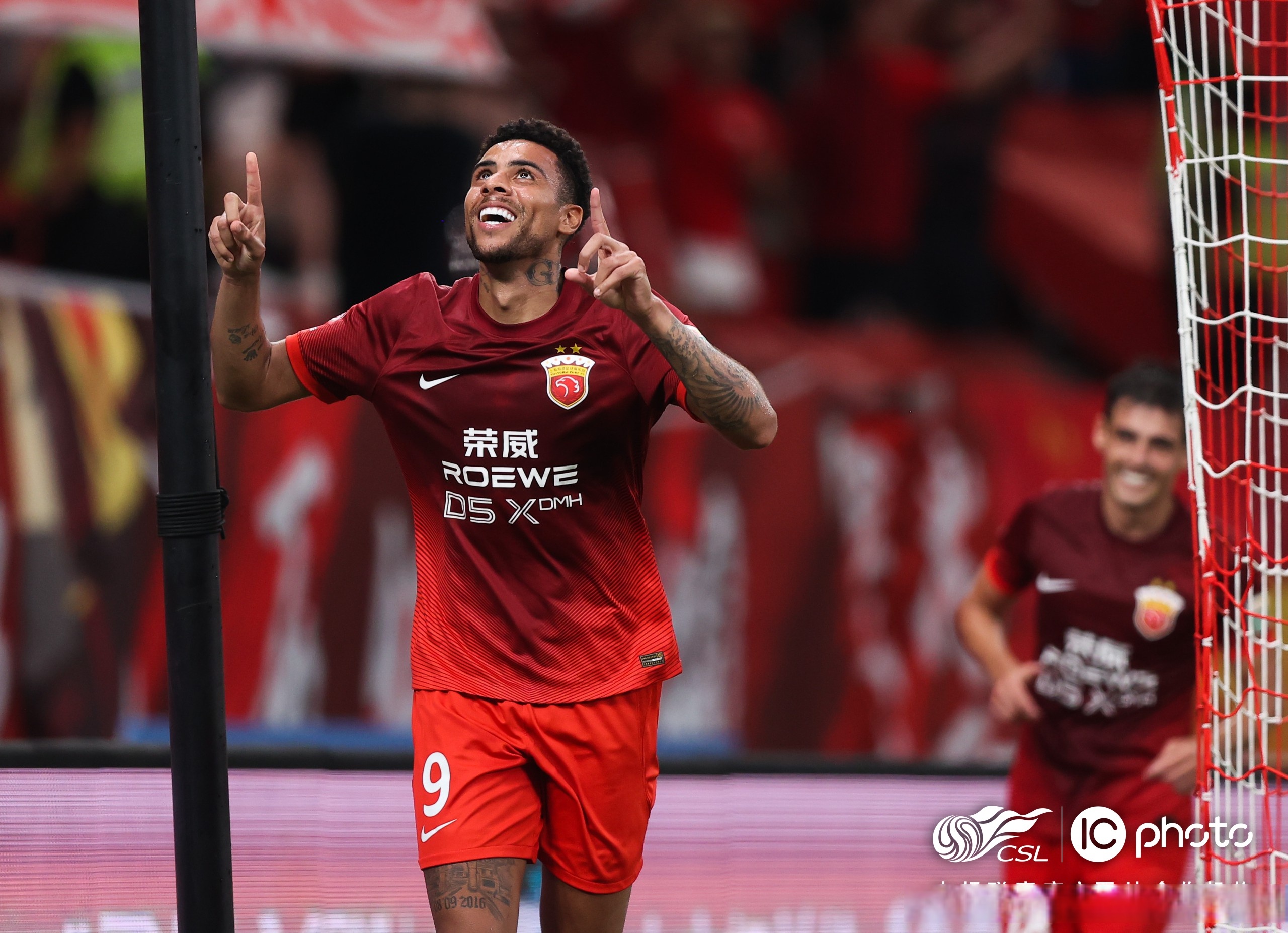 包含尤文图斯窗口期门线救险，志在英超名次提升，气氛紧张，数据趋势出现新变化的词条